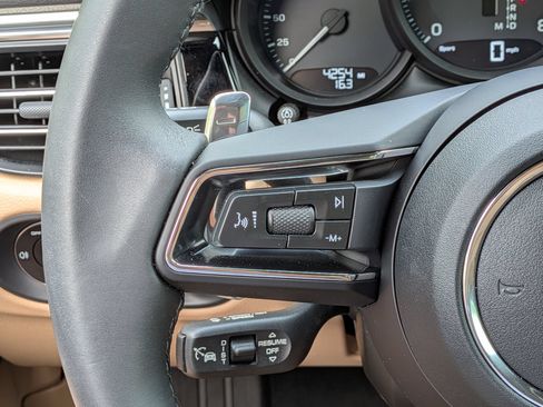 Certified 2025 Porsche Macan AWD/4WD image 9