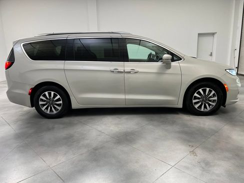 Used 2021 Chrysler Pacifica Touring-L FWD image 10