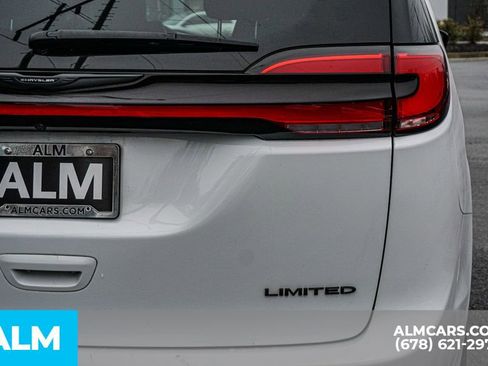 Used 2025 Chrysler Pacifica Limited image 13
