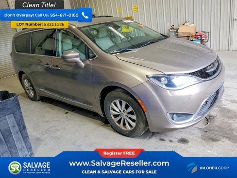 Used 2017 Chrysler Pacifica Touring-L FWD image 5
