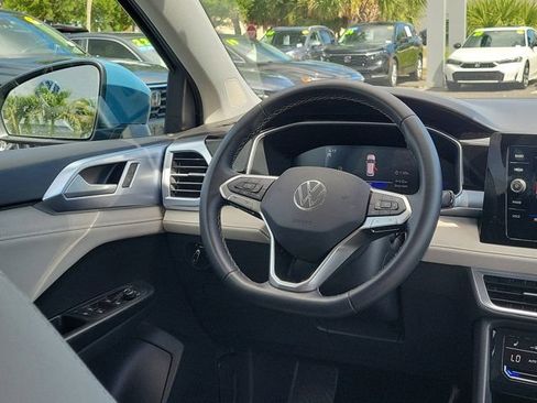 Certified 2025 Volkswagen Taos SE FWD image 3