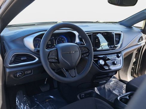 Used 2023 Chrysler Pacifica Touring FWD image 19