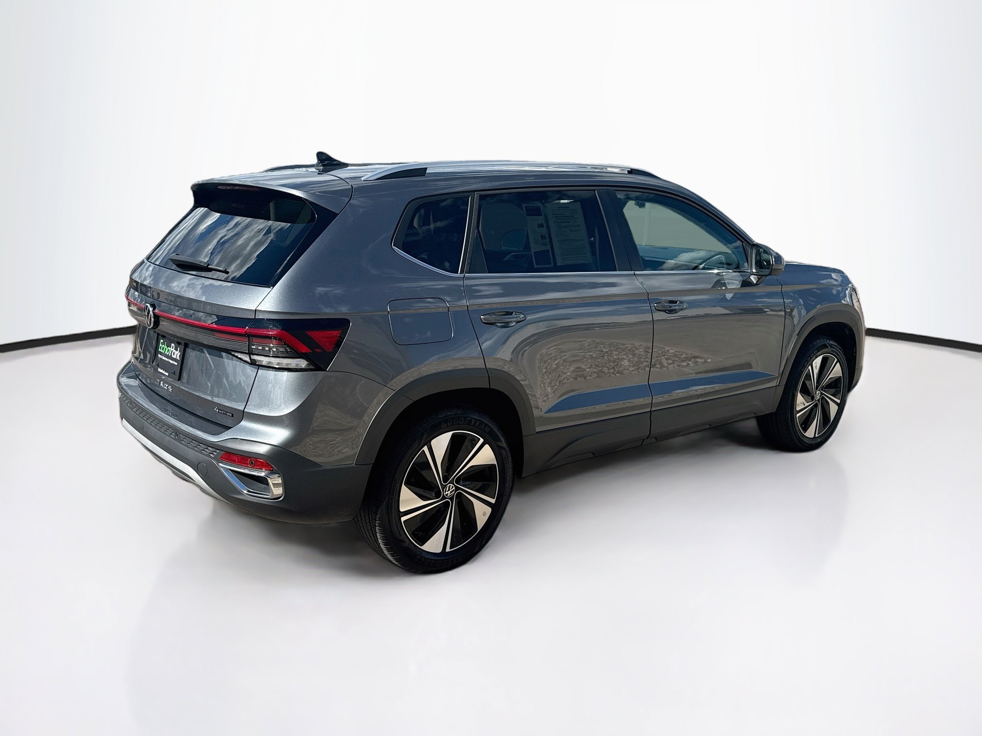 Used 2025 Volkswagen Taos SE AWD/4WD image 9