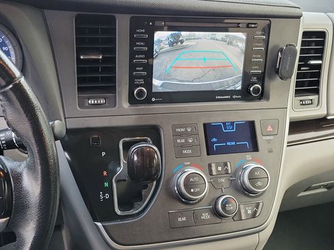 Used 2020 Toyota Sienna XLE image 12