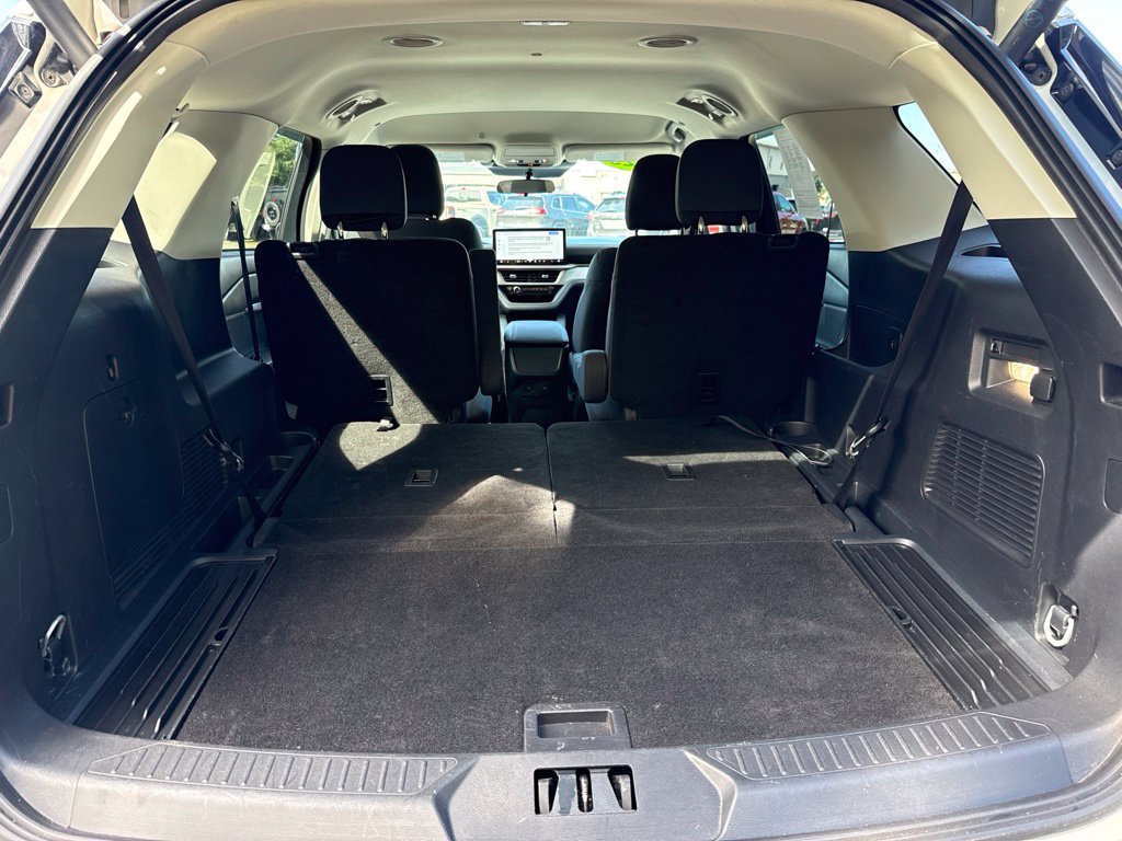 Used 2025 Ford Explorer Active AWD/4WD image 32