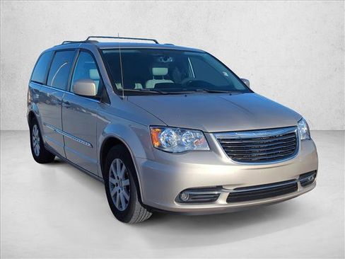 Used 2013 Chrysler Town & Country Touring image 3