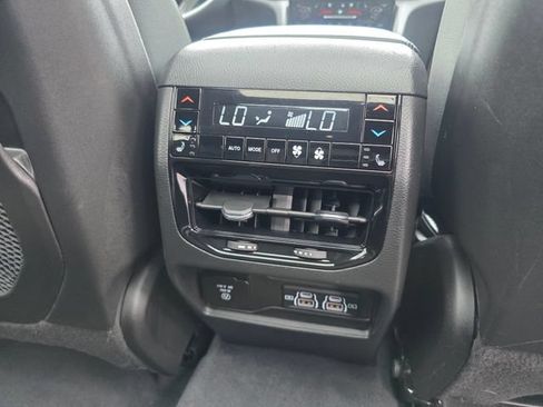 Used 2023 Jeep Grand Cherokee Overland w/ Luxury Tech Group IV AWD/4WD image 16