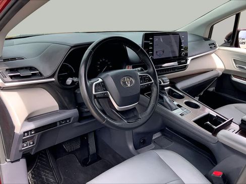 Used 2023 Toyota Sienna XLE FWD image 16
