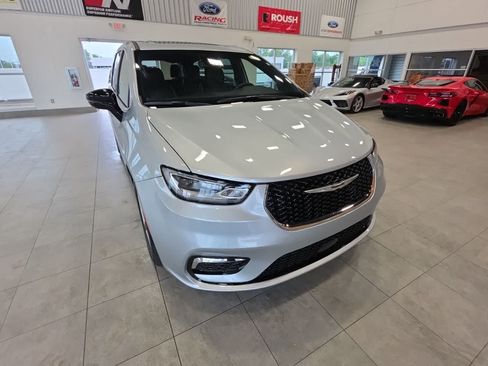 Used 2026 Chrysler Pacifica Limited FWD image 5