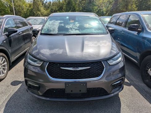 Used 2023 Chrysler Pacifica Touring-L FWD image 3