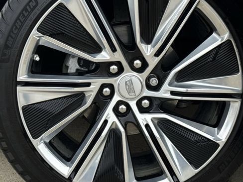 Used 2024 Cadillac Lyriq Luxury w/ LPO, Floor Liner Package AWD/4WD image 10
