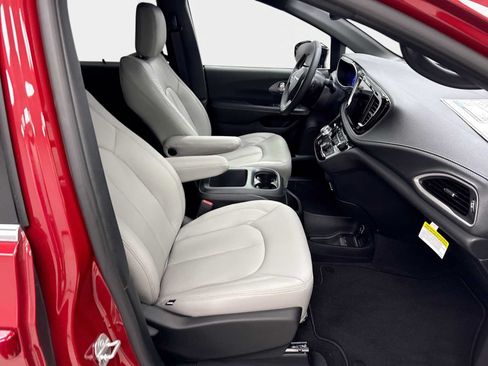 New 2026 Chrysler Pacifica Select FWD image 26