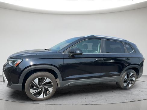 Used 2025 Volkswagen Taos SE AWD/4WD image 12