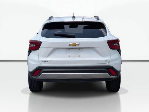 Used 2025 Chevrolet Trax LT FWD image 8