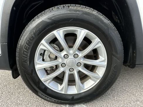 Used 2020 Jeep Cherokee Latitude AWD/4WD image 10