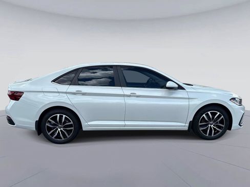 Used 2025 Volkswagen Jetta SE FWD image 2