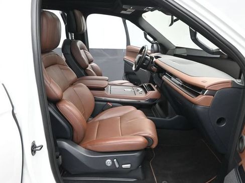 Certified 2025 Lincoln Navigator Reserve AWD/4WD image 32