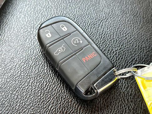 Used 2025 Jeep Compass Latitude w/ Sun & Sound Group AWD/4WD image 29