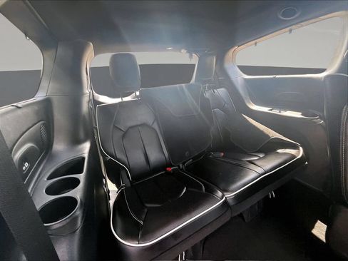 Used 2023 Chrysler Pacifica Limited w/ Uconnect Theater Family Group FWD image 29