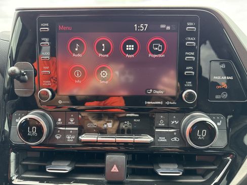 Certified 2021 Toyota Highlander XLE FWD image 20