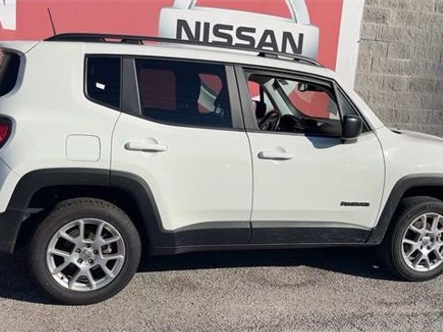 Used 2023 Jeep Renegade Latitude w/ Premium Group image 4