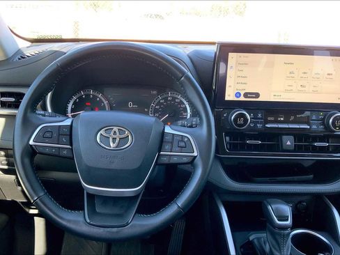 Certified 2023 Toyota Highlander XLE image 5