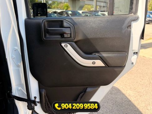 Used 2017 Jeep Wrangler Unlimited Sahara w/ Connectivity Group AWD/4WD image 27