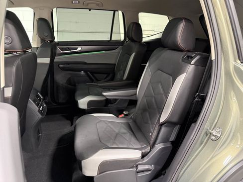 Used 2025 Volkswagen Atlas Peak Edition SE AWD/4WD image 19