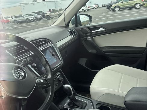 Used 2019 Volkswagen Tiguan SE w/ Panoramic Sunroof Package image 3