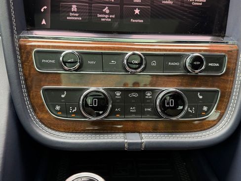 Used 2021 Bentley Bentayga AWD/4WD image 23
