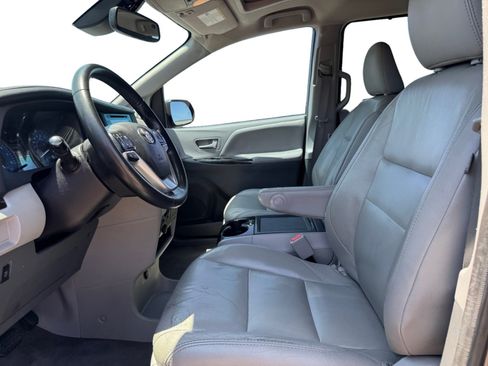 Used 2018 Toyota Sienna XLE w/ XLE Navigation Package FWD image 10