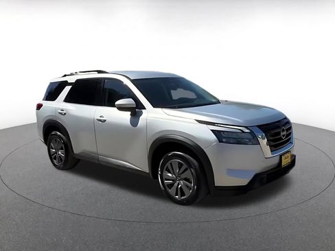 Used 2025 Nissan Pathfinder SV FWD image 2