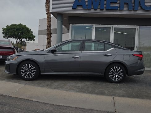 Used 2025 Nissan Altima 2.5 SV FWD image 3