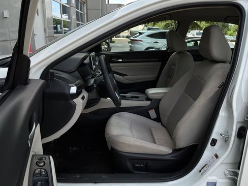 Used 2025 Nissan Altima 2.5 SV FWD image 10