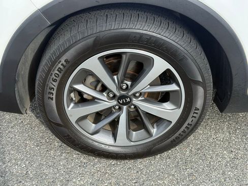Used 2020 Kia Sorento LX image 11