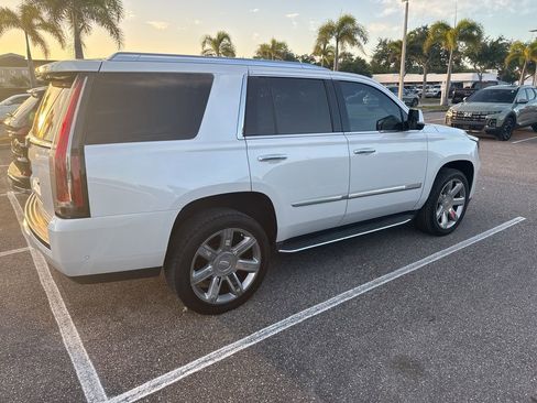 Used 2020 Cadillac Escalade Luxury RWD image 2