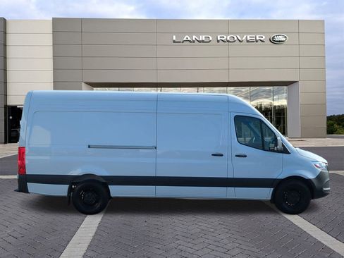 Used 2025 Mercedes-Benz Sprinter 2500 image 4