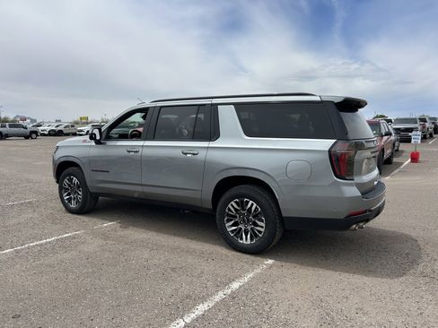 Used 2025 Chevrolet Suburban Z71 AWD/4WD image 3