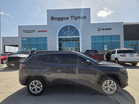 Used 2024 Jeep Compass Latitude AWD/4WD image 2