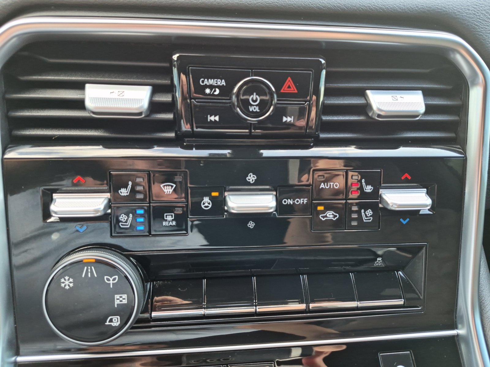 Used 2025 Nissan Armada Platinum RWD image 18