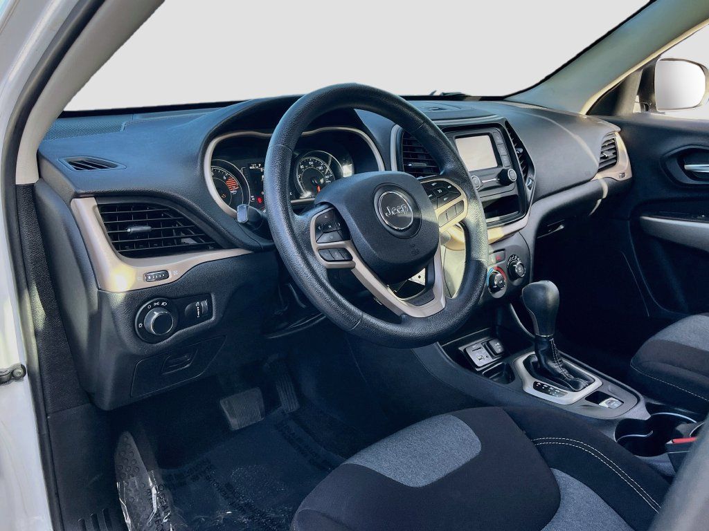 Used 2017 Jeep Cherokee Sport FWD image 9
