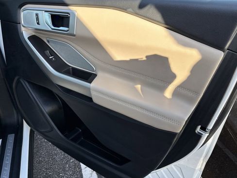 Used 2022 Ford Explorer Limited w/ Limited Technology Package image 7