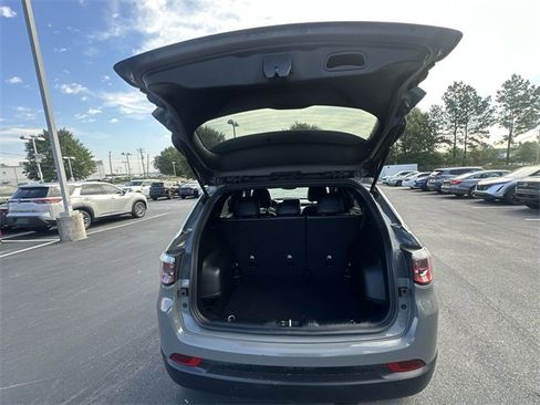 Used 2024 Jeep Compass Latitude image 19