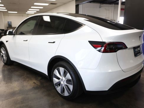 Used 2024 Tesla Model Y Long Range AWD/4WD image 9