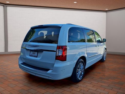 Used 2013 Chrysler Town & Country Touring-L w/ Driver Convenience Group FWD image 5