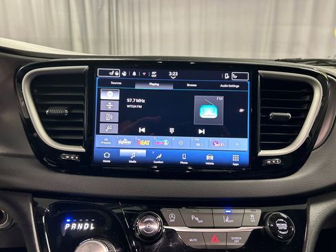 Used 2026 Chrysler Pacifica Select image 17