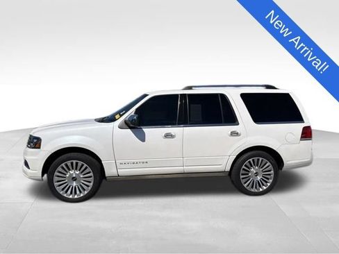 Used 2016 Lincoln Navigator Reserve AWD/4WD image 4
