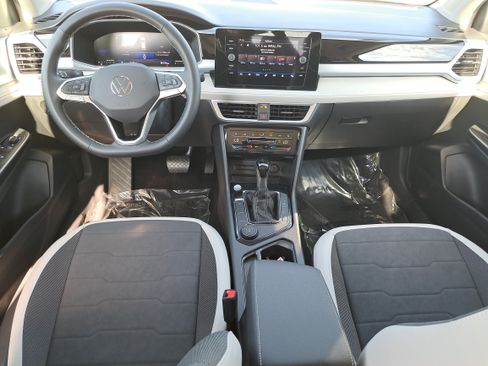 Used 2025 Volkswagen Taos SE AWD/4WD image 9