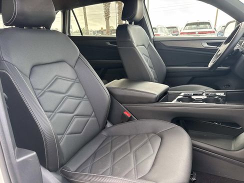 Used 2025 Volkswagen Atlas Cross Sport SE image 11