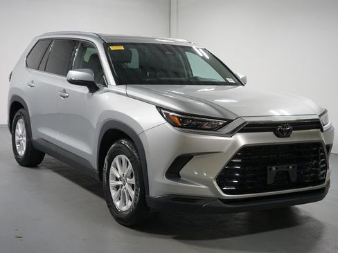 Used 2024 Toyota Grand Highlander XLE image 3